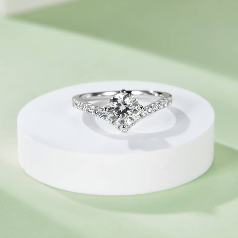 V-shaped S925 silver plated platinum moissanite diamond women's ring 1 carat D-grade